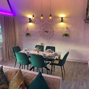 Lovely 2 Bedroom Penthouse Apartment In Chester - Free Parking!! , Chester United Kingdom