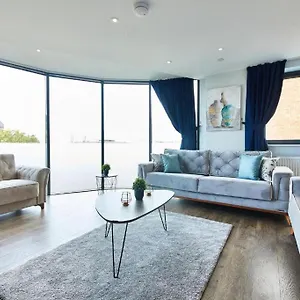 Greenwich Flat: O2, Cutty Sark, Maritime Museum, Thames Path London